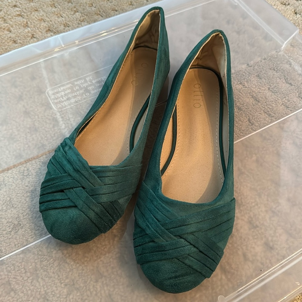 Ollio size 10 cute green flats